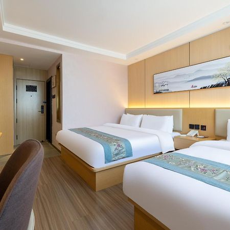 East Sacred Hotel--Very Near Beijing Tiananmen Square ,The Forbidden City,The Temple Of Heaven ,3 Minutes' Walk To Wangfujing Subway ,Located In The Center Of Beijing, Many Shopping Malls Around,Newly Renovated Hotel-Able To Receive Foreign Guests Kültér fotó
