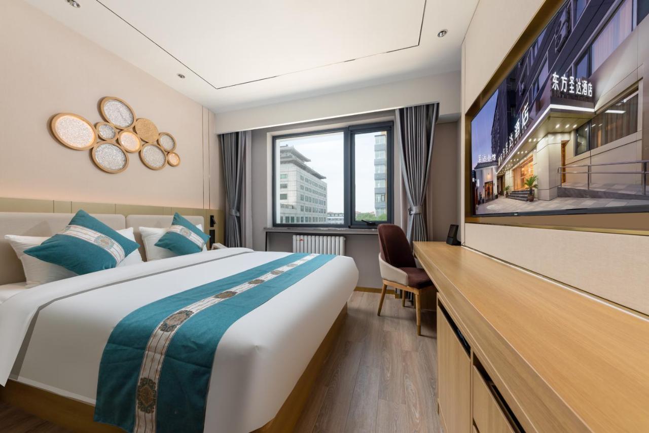 East Sacred Hotel--Very Near Beijing Tiananmen Square ,The Forbidden City,The Temple Of Heaven ,3 Minutes' Walk To Wangfujing Subway ,Located In The Center Of Beijing, Many Shopping Malls Around,Newly Renovated Hotel-Able To Receive Foreign Guests Kültér fotó A room at the hotel