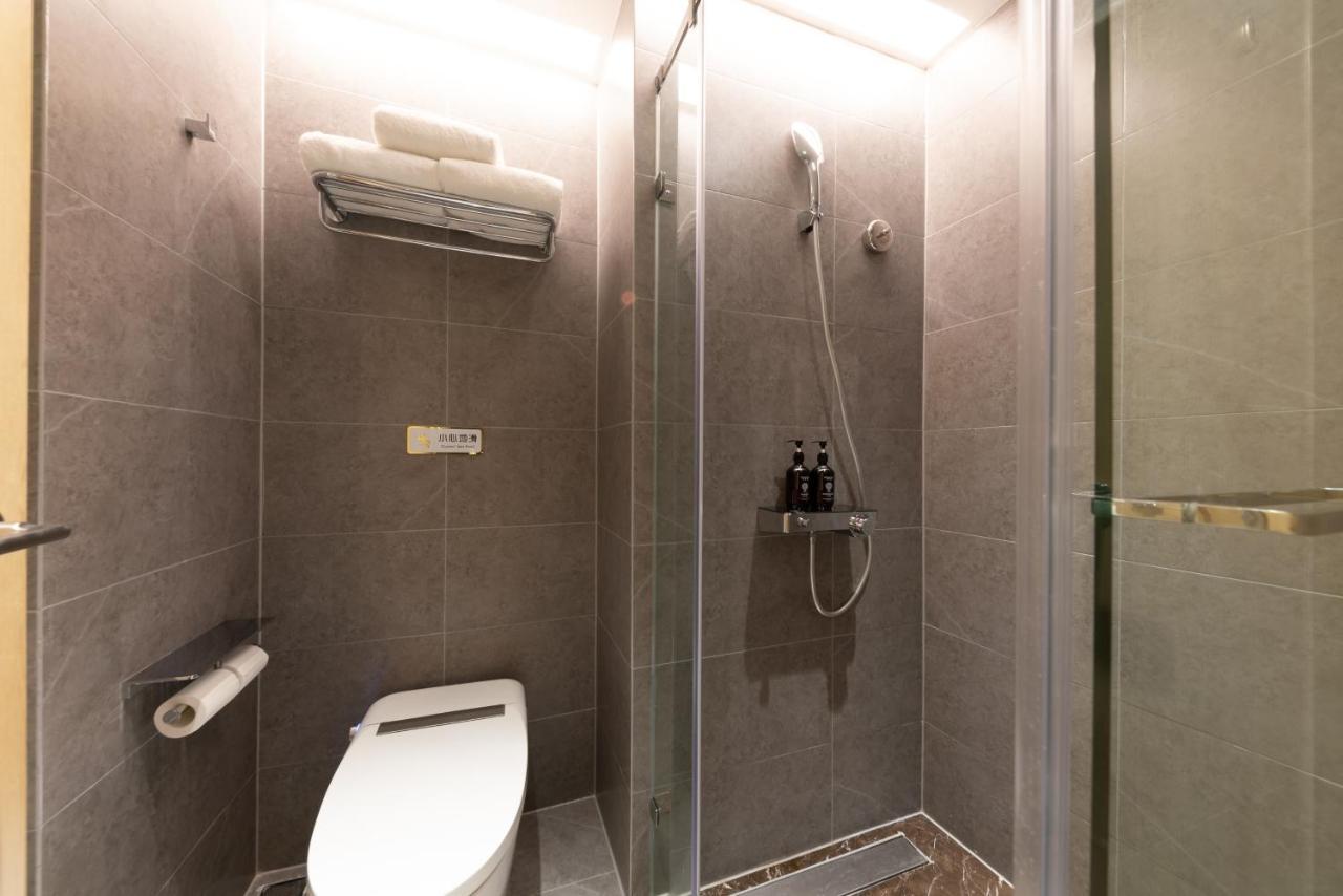 East Sacred Hotel--Very Near Beijing Tiananmen Square ,The Forbidden City,The Temple Of Heaven ,3 Minutes' Walk To Wangfujing Subway ,Located In The Center Of Beijing, Many Shopping Malls Around,Newly Renovated Hotel-Able To Receive Foreign Guests Kültér fotó A shower cubicle