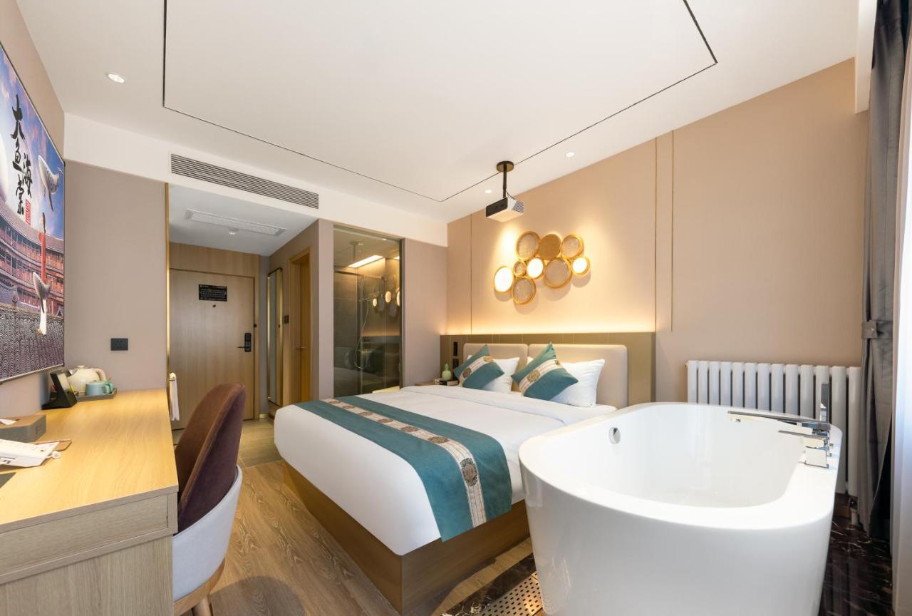 East Sacred Hotel--Very Near Beijing Tiananmen Square ,The Forbidden City,The Temple Of Heaven ,3 Minutes' Walk To Wangfujing Subway ,Located In The Center Of Beijing, Many Shopping Malls Around,Newly Renovated Hotel-Able To Receive Foreign Guests Kültér fotó Deluxe Room