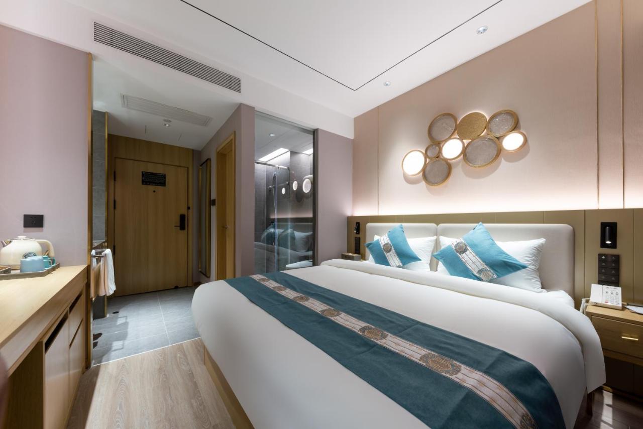 East Sacred Hotel--Very Near Beijing Tiananmen Square ,The Forbidden City,The Temple Of Heaven ,3 Minutes' Walk To Wangfujing Subway ,Located In The Center Of Beijing, Many Shopping Malls Around,Newly Renovated Hotel-Able To Receive Foreign Guests Kültér fotó A room at the hotel