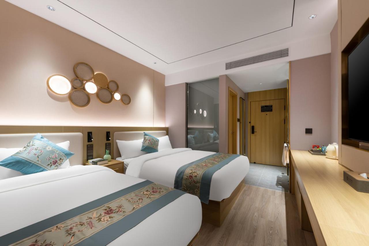 East Sacred Hotel--Very Near Beijing Tiananmen Square ,The Forbidden City,The Temple Of Heaven ,3 Minutes' Walk To Wangfujing Subway ,Located In The Center Of Beijing, Many Shopping Malls Around,Newly Renovated Hotel-Able To Receive Foreign Guests Kültér fotó Deluxe room