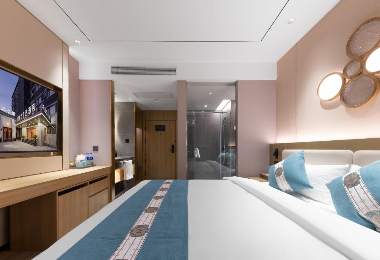 East Sacred Hotel--Very Near Beijing Tiananmen Square ,The Forbidden City,The Temple Of Heaven ,3 Minutes' Walk To Wangfujing Subway ,Located In The Center Of Beijing, Many Shopping Malls Around,Newly Renovated Hotel-Able To Receive Foreign Guests Kültér fotó Deluxe room