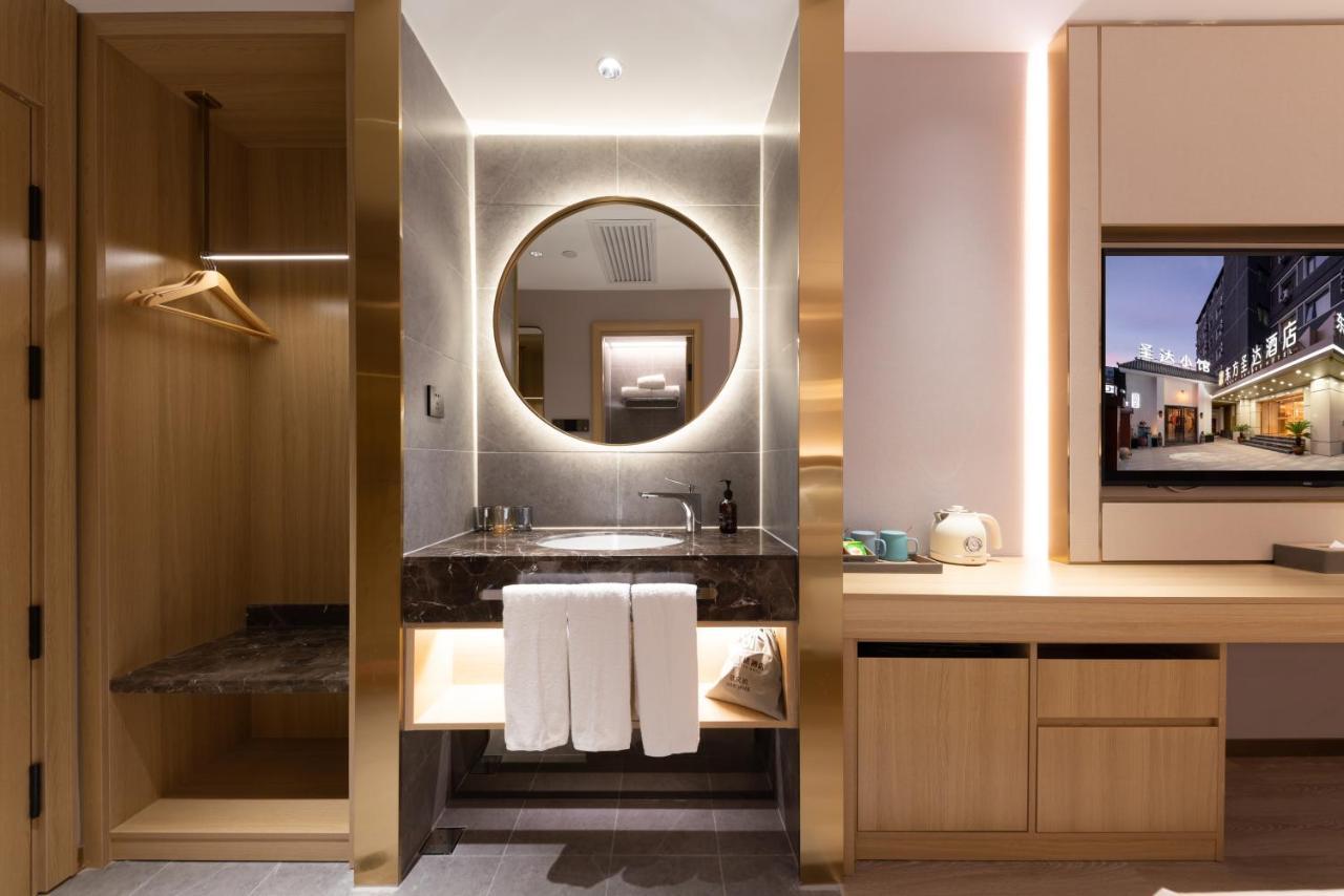 East Sacred Hotel--Very Near Beijing Tiananmen Square ,The Forbidden City,The Temple Of Heaven ,3 Minutes' Walk To Wangfujing Subway ,Located In The Center Of Beijing, Many Shopping Malls Around,Newly Renovated Hotel-Able To Receive Foreign Guests Kültér fotó Bathroom
