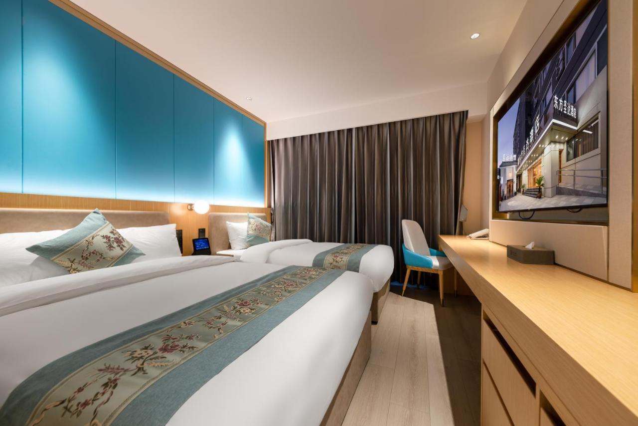 East Sacred Hotel--Very Near Beijing Tiananmen Square ,The Forbidden City,The Temple Of Heaven ,3 Minutes' Walk To Wangfujing Subway ,Located In The Center Of Beijing, Many Shopping Malls Around,Newly Renovated Hotel-Able To Receive Foreign Guests Kültér fotó Deluxe Room