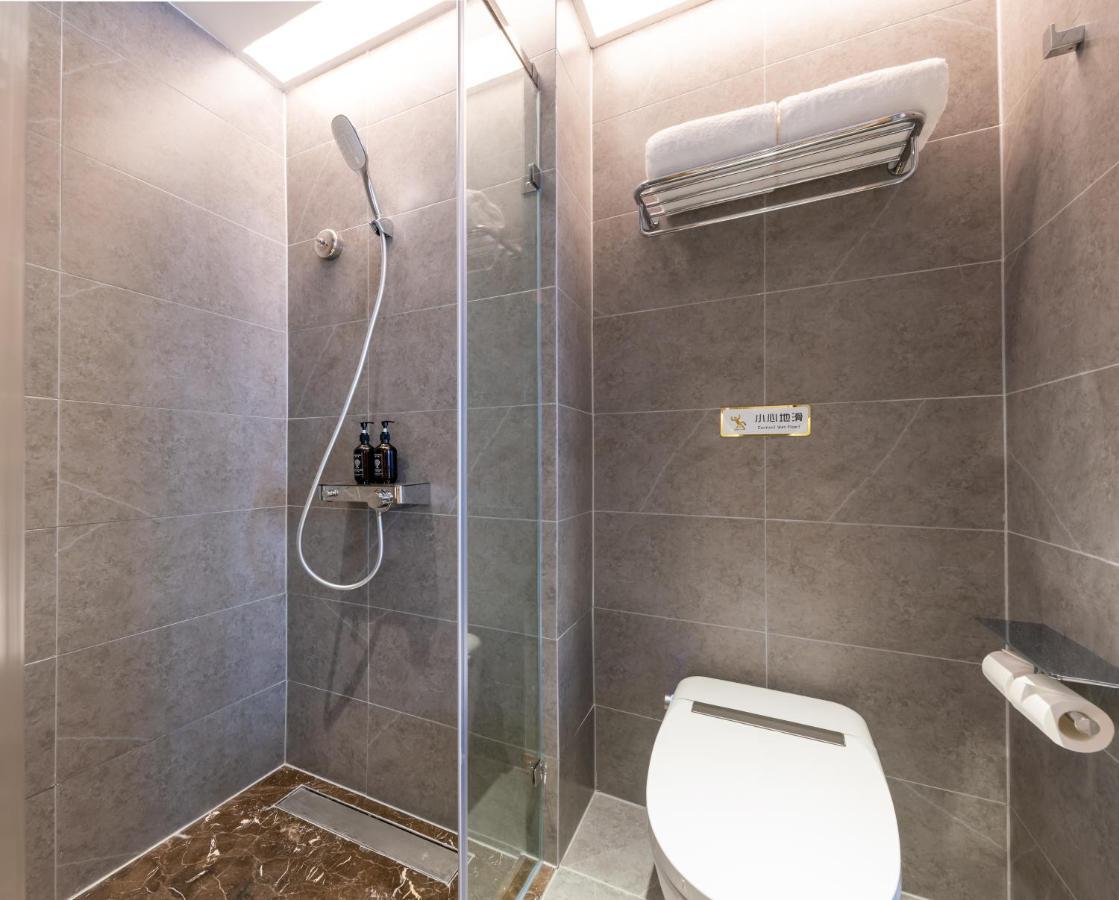 East Sacred Hotel--Very Near Beijing Tiananmen Square ,The Forbidden City,The Temple Of Heaven ,3 Minutes' Walk To Wangfujing Subway ,Located In The Center Of Beijing, Many Shopping Malls Around,Newly Renovated Hotel-Able To Receive Foreign Guests Kültér fotó A wet room in a hotel