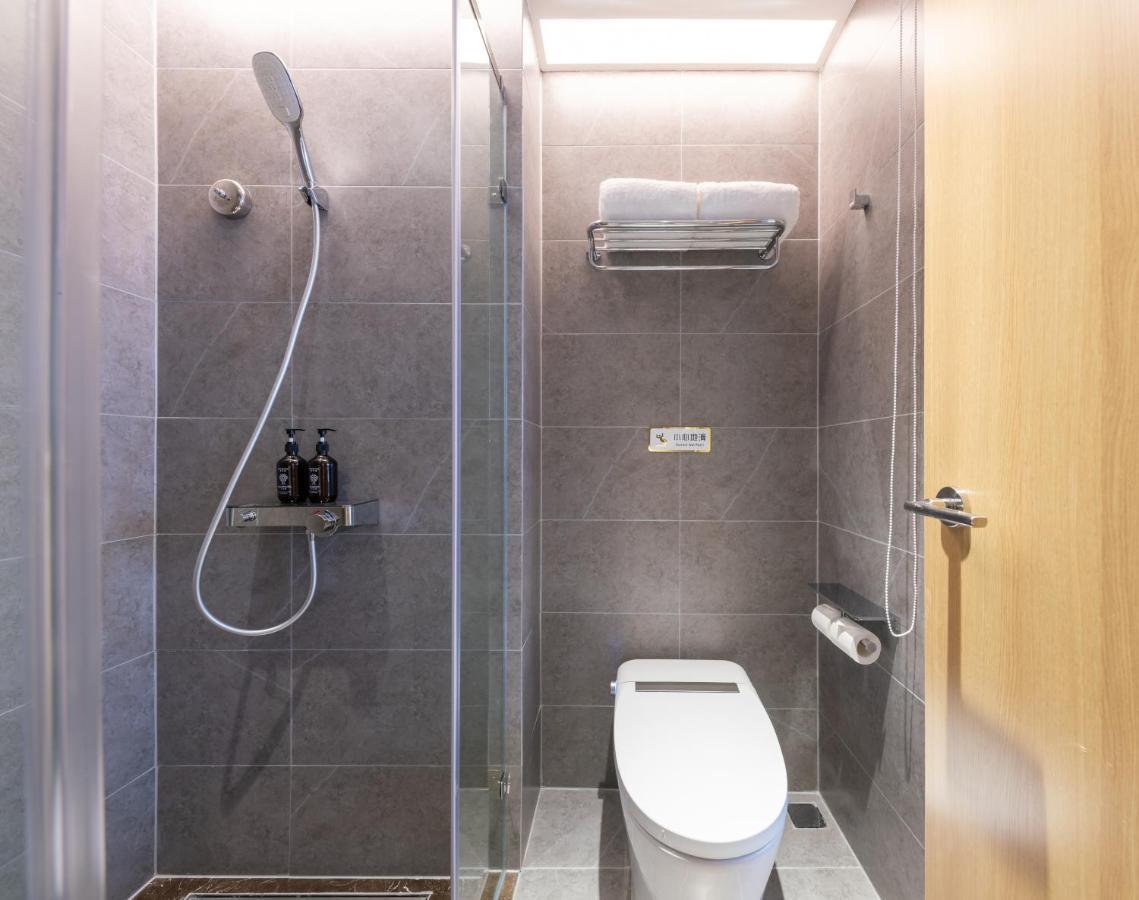 East Sacred Hotel--Very Near Beijing Tiananmen Square ,The Forbidden City,The Temple Of Heaven ,3 Minutes' Walk To Wangfujing Subway ,Located In The Center Of Beijing, Many Shopping Malls Around,Newly Renovated Hotel-Able To Receive Foreign Guests Kültér fotó A wet room in a hotel