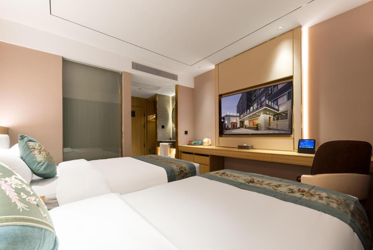 East Sacred Hotel--Very Near Beijing Tiananmen Square ,The Forbidden City,The Temple Of Heaven ,3 Minutes' Walk To Wangfujing Subway ,Located In The Center Of Beijing, Many Shopping Malls Around,Newly Renovated Hotel-Able To Receive Foreign Guests Kültér fotó Deluxe Room