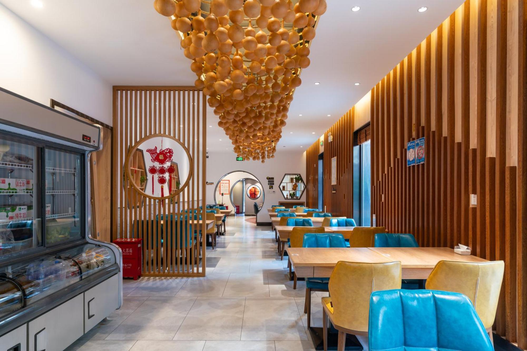 East Sacred Hotel--Very Near Beijing Tiananmen Square ,The Forbidden City,The Temple Of Heaven ,3 Minutes' Walk To Wangfujing Subway ,Located In The Center Of Beijing, Many Shopping Malls Around,Newly Renovated Hotel-Able To Receive Foreign Guests Kültér fotó Interior of a restaurant in China