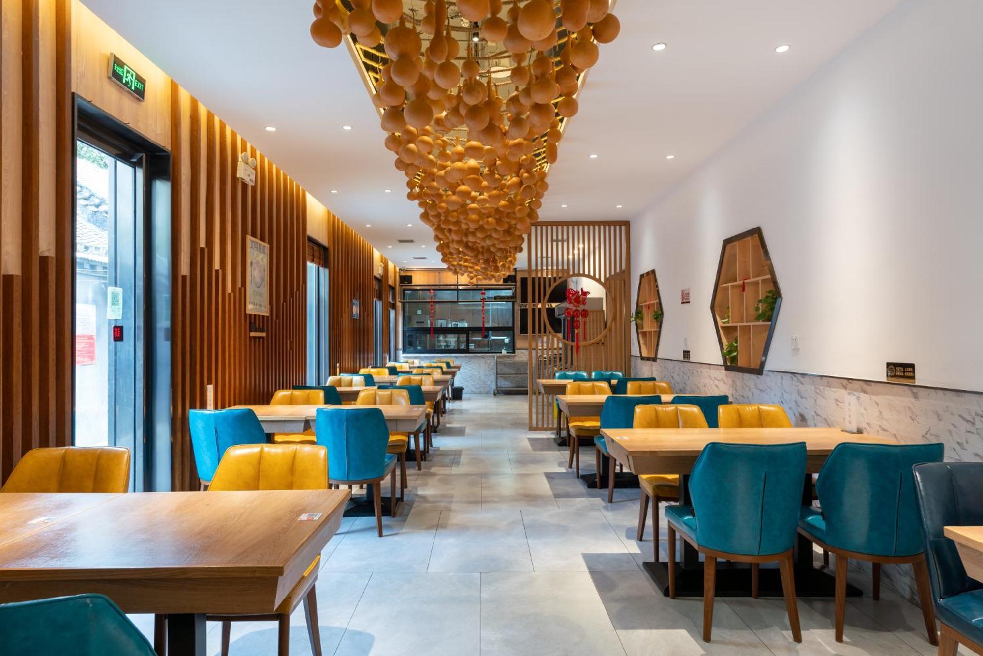 East Sacred Hotel--Very Near Beijing Tiananmen Square ,The Forbidden City,The Temple Of Heaven ,3 Minutes' Walk To Wangfujing Subway ,Located In The Center Of Beijing, Many Shopping Malls Around,Newly Renovated Hotel-Able To Receive Foreign Guests Kültér fotó Interior of a restaurant in Beijing