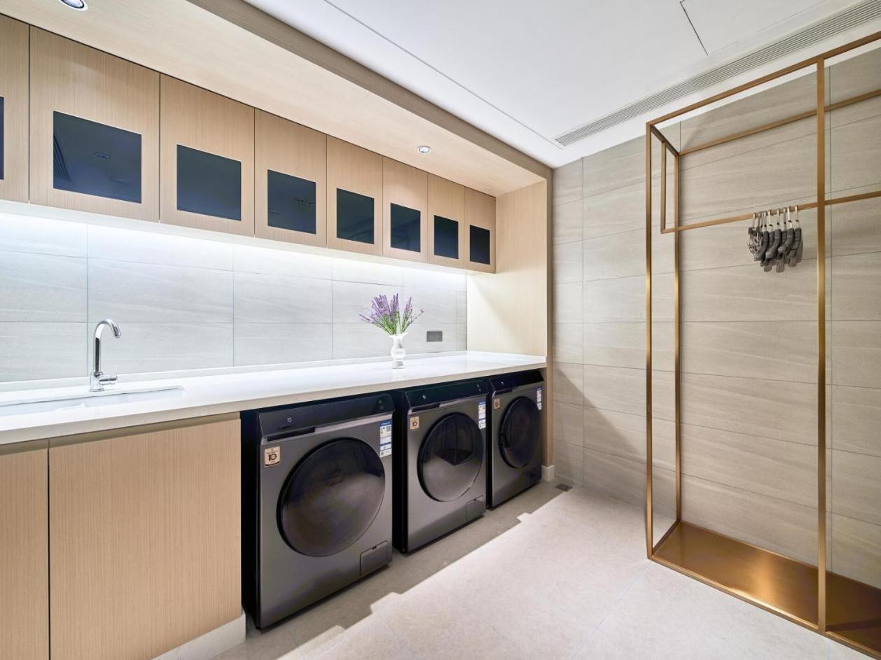 East Sacred Hotel--Very Near Beijing Tiananmen Square ,The Forbidden City,The Temple Of Heaven ,3 Minutes' Walk To Wangfujing Subway ,Located In The Center Of Beijing, Many Shopping Malls Around,Newly Renovated Hotel-Able To Receive Foreign Guests Kültér fotó Laundry room