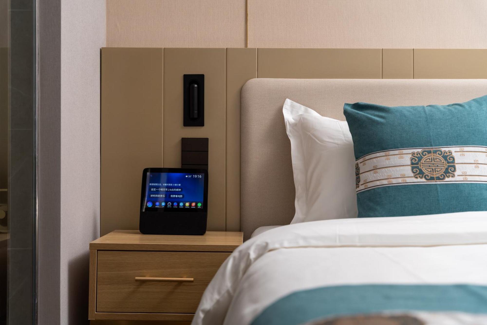 East Sacred Hotel--Very Near Beijing Tiananmen Square ,The Forbidden City,The Temple Of Heaven ,3 Minutes' Walk To Wangfujing Subway ,Located In The Center Of Beijing, Many Shopping Malls Around,Newly Renovated Hotel-Able To Receive Foreign Guests Kültér fotó A smart hotel room