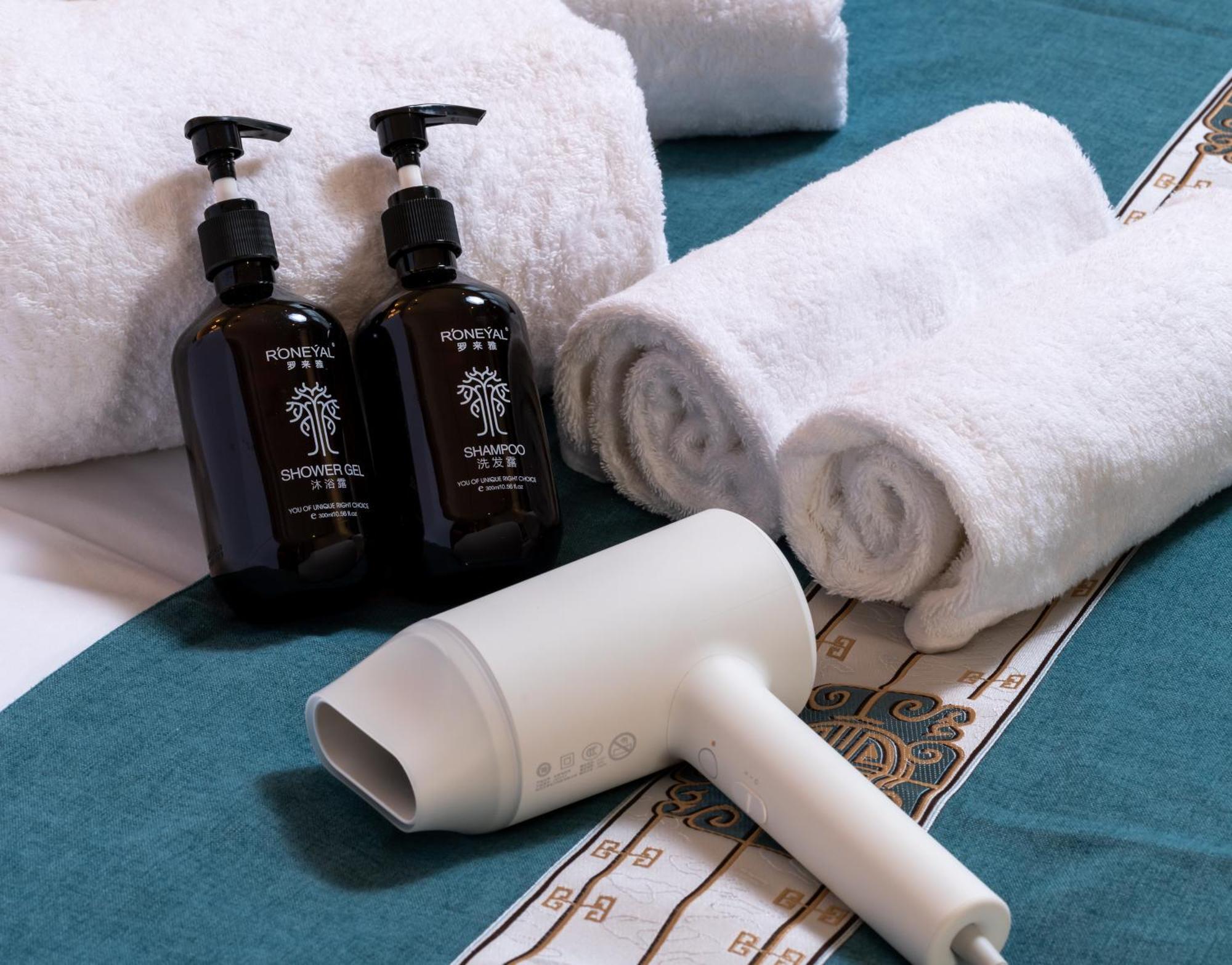 East Sacred Hotel--Very Near Beijing Tiananmen Square ,The Forbidden City,The Temple Of Heaven ,3 Minutes' Walk To Wangfujing Subway ,Located In The Center Of Beijing, Many Shopping Malls Around,Newly Renovated Hotel-Able To Receive Foreign Guests Kültér fotó A hair dryer