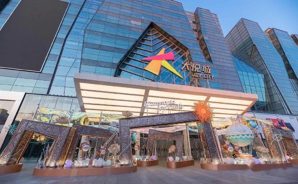 East Sacred Hotel--Very Near Beijing Tiananmen Square ,The Forbidden City,The Temple Of Heaven ,3 Minutes' Walk To Wangfujing Subway ,Located In The Center Of Beijing, Many Shopping Malls Around,Newly Renovated Hotel-Able To Receive Foreign Guests Kültér fotó Main entrance