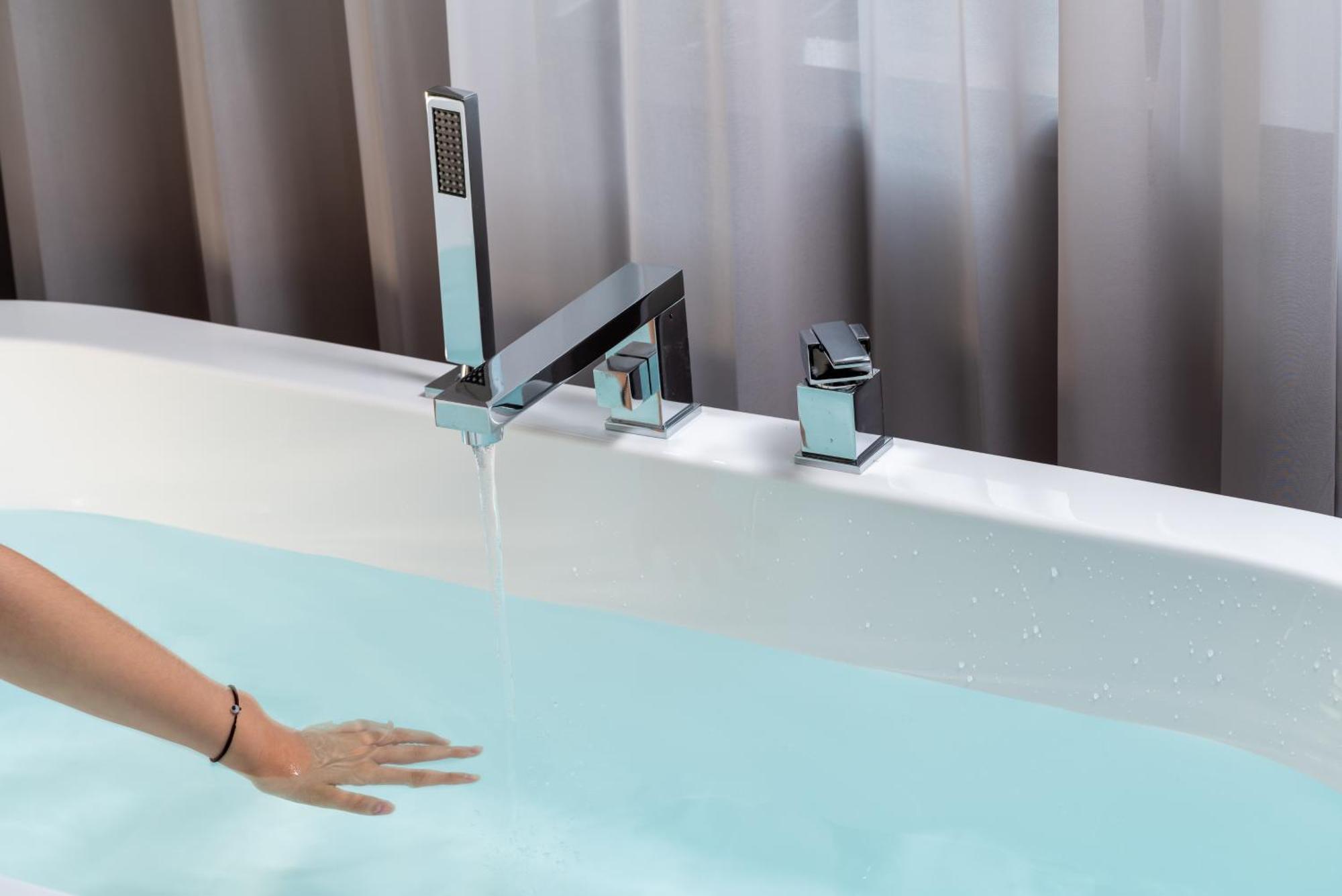 East Sacred Hotel--Very Near Beijing Tiananmen Square ,The Forbidden City,The Temple Of Heaven ,3 Minutes' Walk To Wangfujing Subway ,Located In The Center Of Beijing, Many Shopping Malls Around,Newly Renovated Hotel-Able To Receive Foreign Guests Kültér fotó A modern bathtub faucet