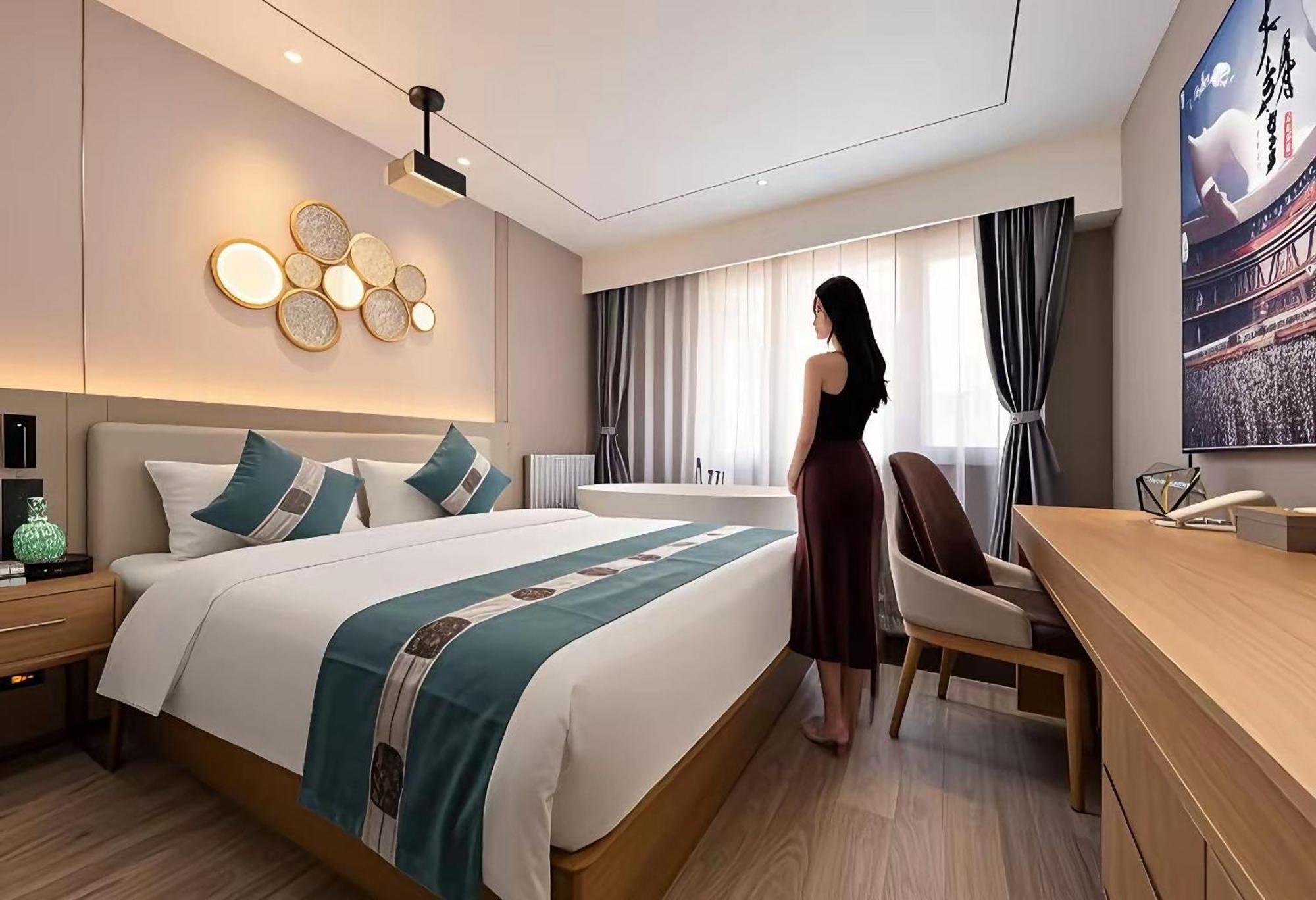 East Sacred Hotel--Very Near Beijing Tiananmen Square ,The Forbidden City,The Temple Of Heaven ,3 Minutes' Walk To Wangfujing Subway ,Located In The Center Of Beijing, Many Shopping Malls Around,Newly Renovated Hotel-Able To Receive Foreign Guests Kültér fotó A room at the hotel