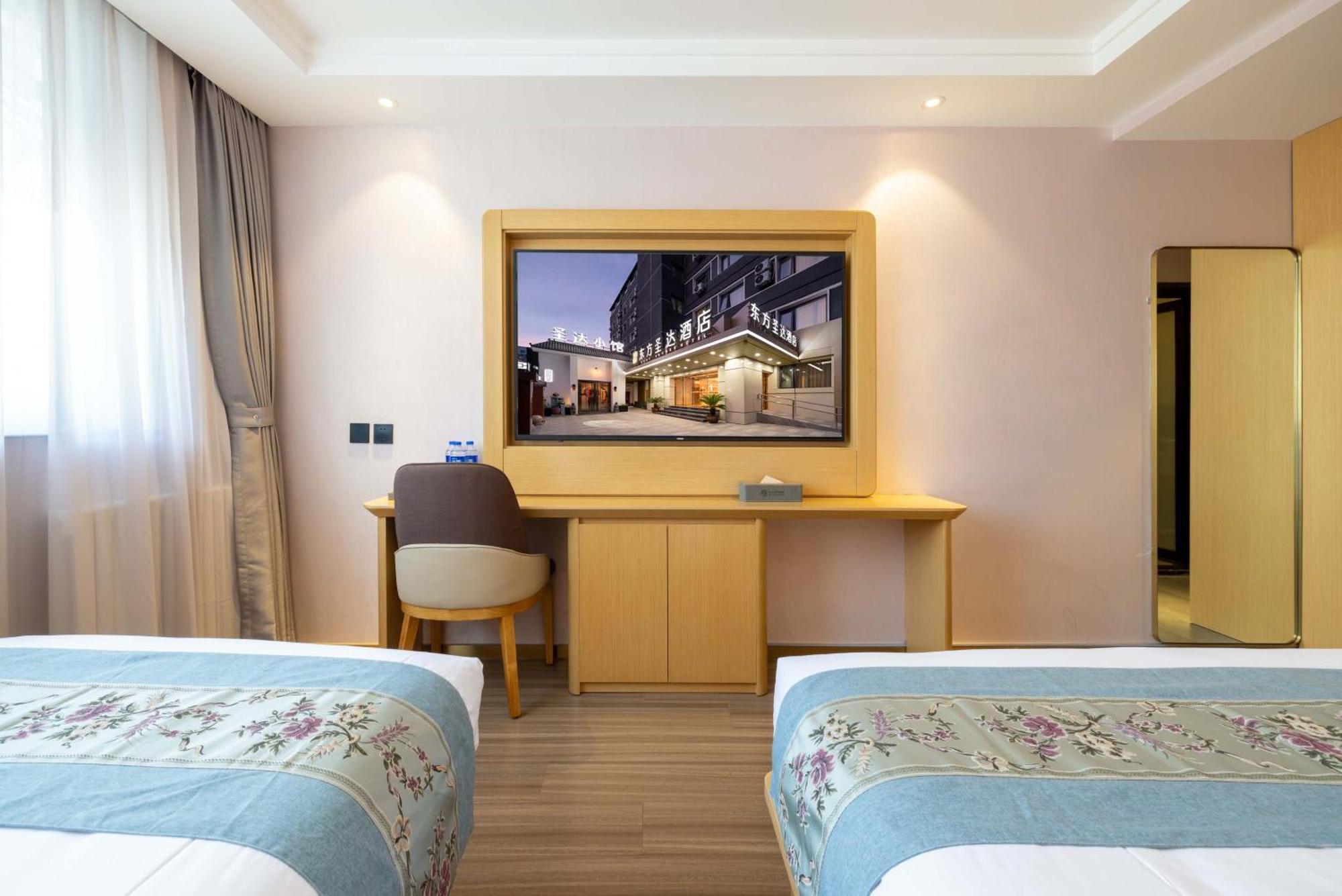 East Sacred Hotel--Very Near Beijing Tiananmen Square ,The Forbidden City,The Temple Of Heaven ,3 Minutes' Walk To Wangfujing Subway ,Located In The Center Of Beijing, Many Shopping Malls Around,Newly Renovated Hotel-Able To Receive Foreign Guests Kültér fotó